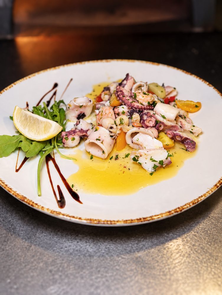 Insalata di mare con polpo, calamari e gamberi