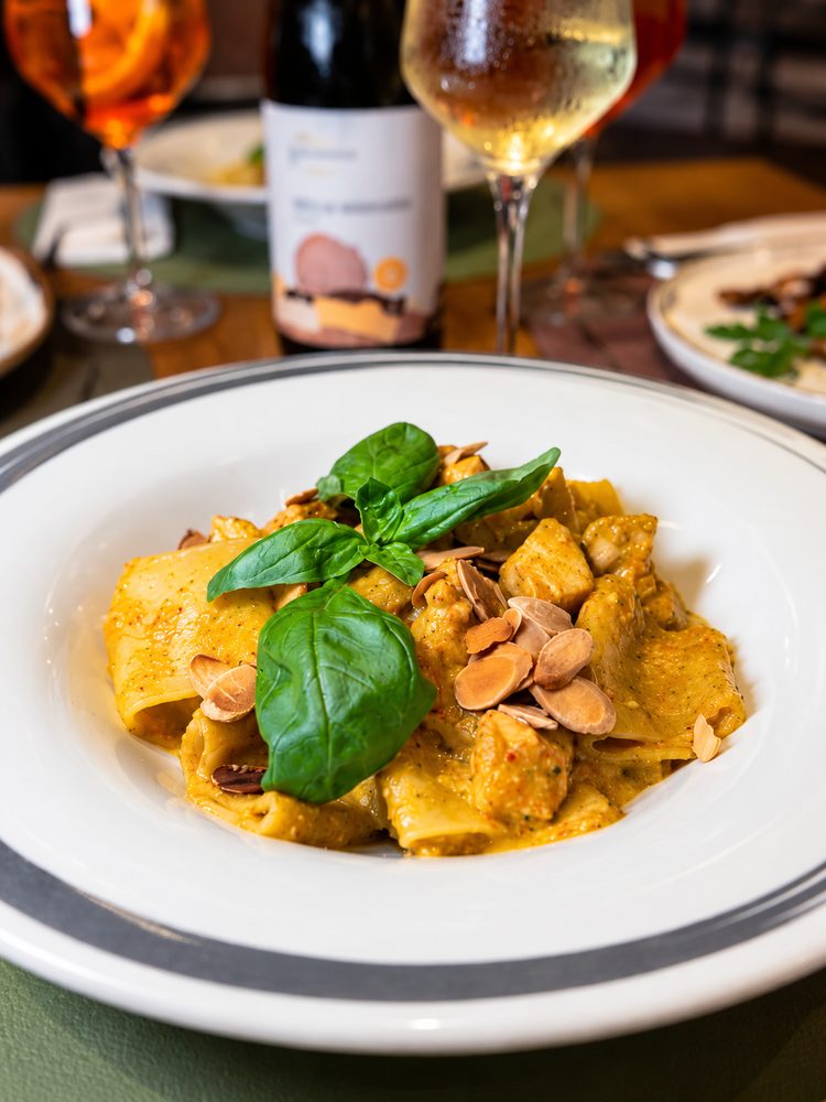 Paccheri al pesto trapanese con pesce spada e mandorle tostate