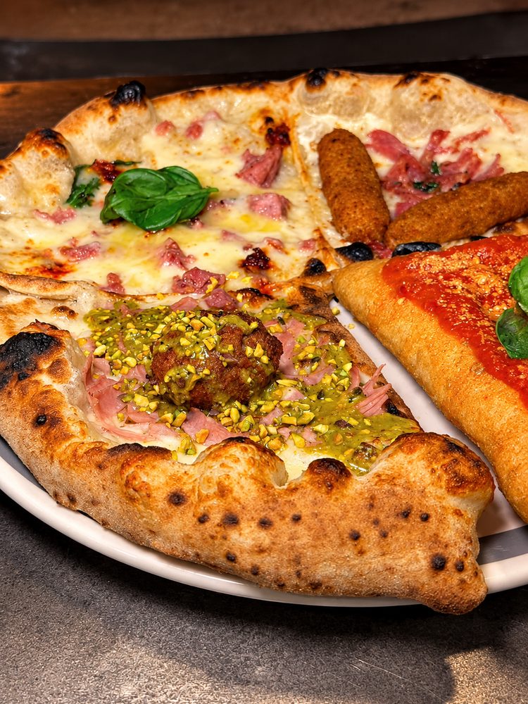 Pizza con pesto e granella di pistacchio, polpetta e prosciutto