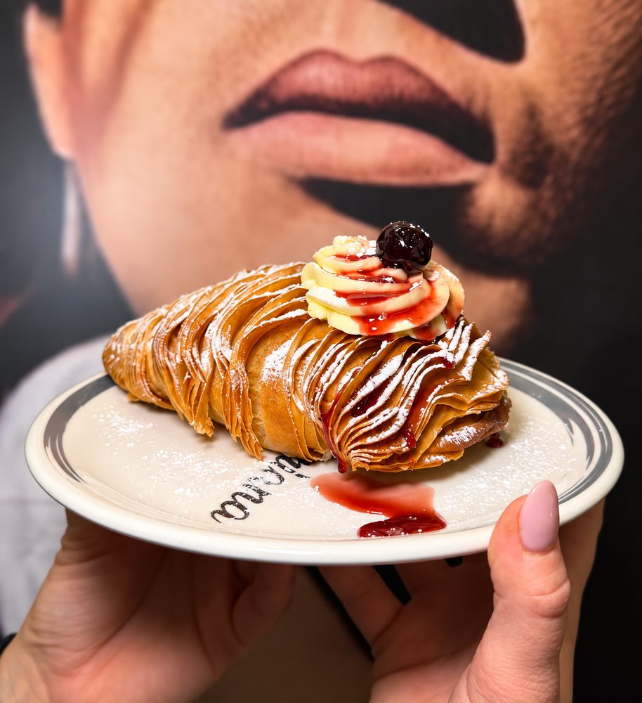 Sfogliatella con crema e amarena