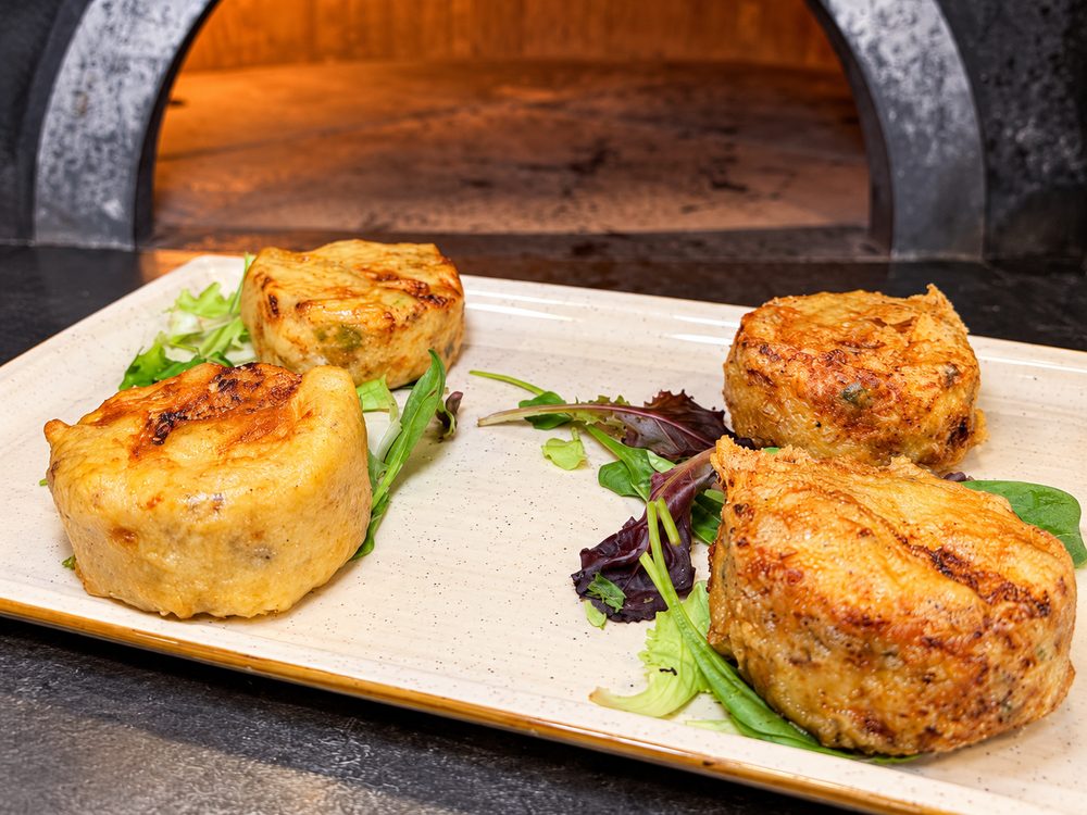 Frittatine di pasta dorate con insalata davanti al forno