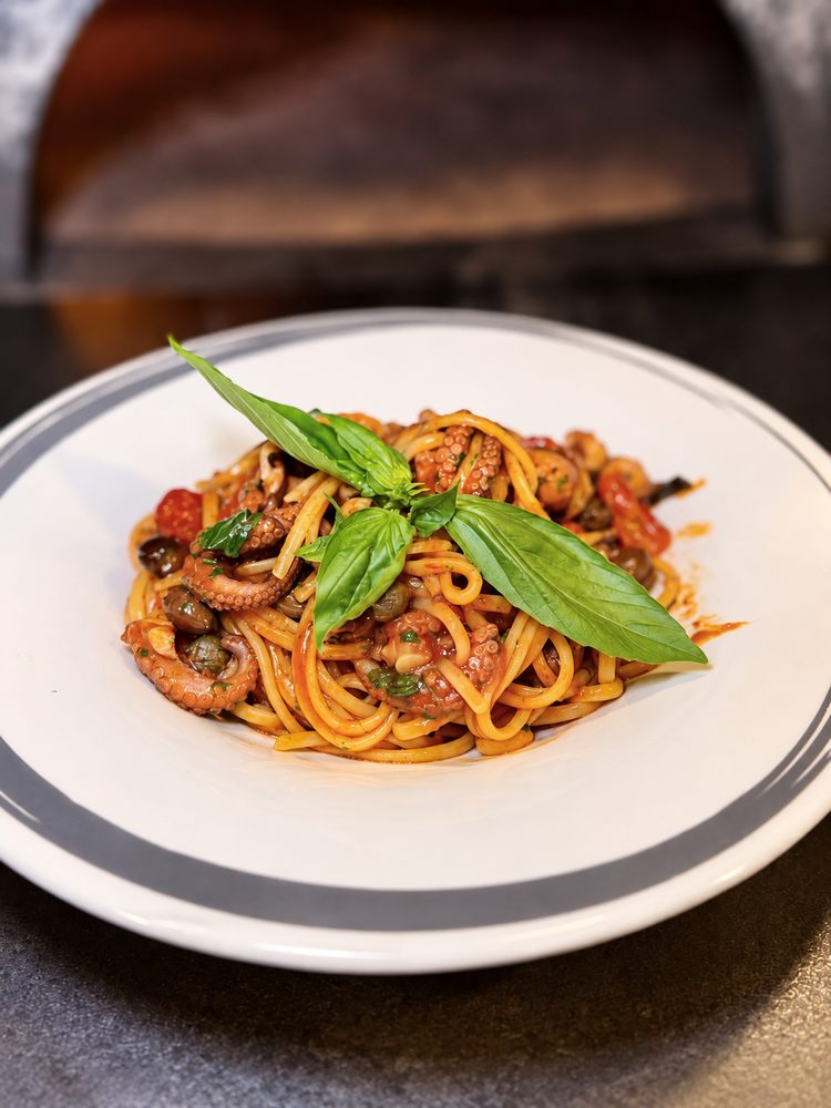 Linguine alla Luciana con polpo, olive, capperi e pomodorini