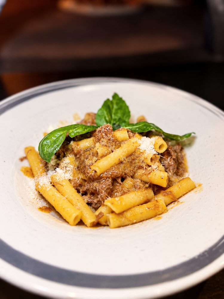 Ziti alla genovese con stracotto di manzo, cipolle e parmigiano
